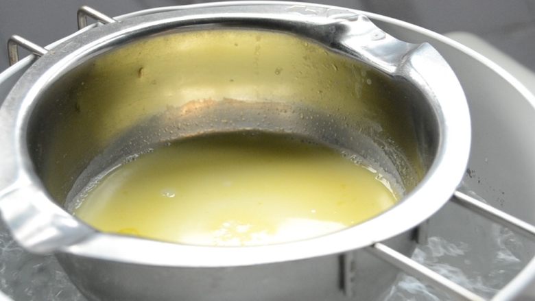 拿破仑酥,隔水加热融化黄油,搅拌均匀