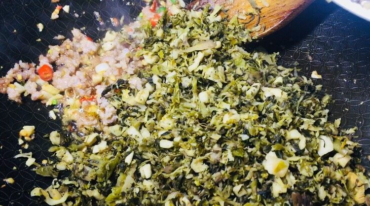 #懒人料理#农家腌菜辣肉沫,炒出辣味后,加入炒干水分的腌菜,一起翻炒均匀!