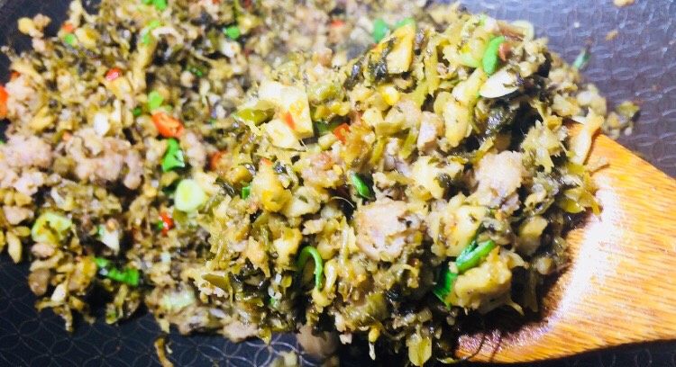 #懒人料理#农家腌菜辣肉沫,差不多这个程度就可以了!太香了!幸好今天饭煮的多!