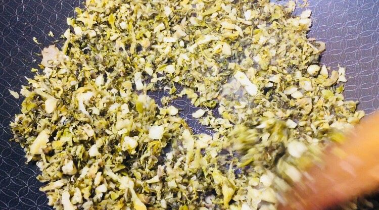 #懒人料理#农家腌菜辣肉沫,锅内什么都不放,放入腌菜干炒,目的是炒出水分!炒好后捞出备用