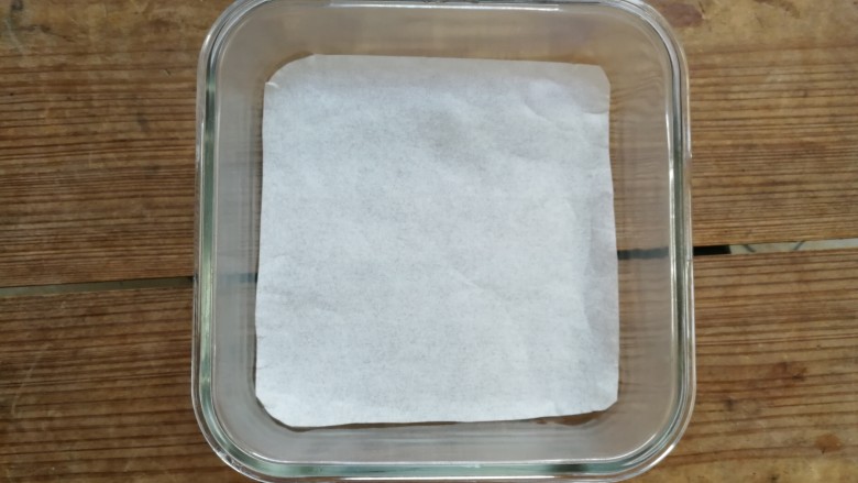 山楂糕,取一个玻璃碗,底部铺油纸