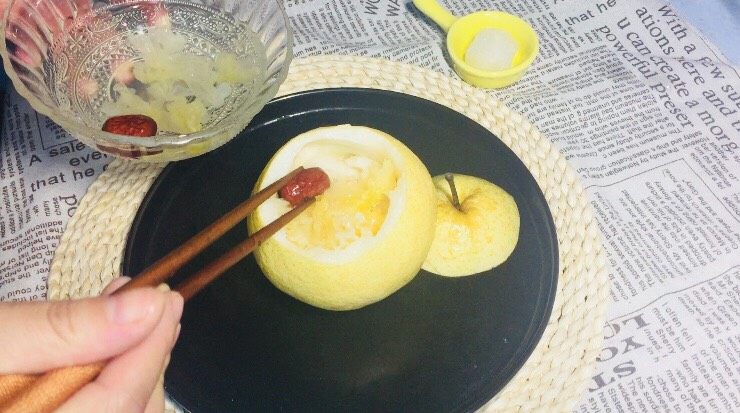 #懒人料理#冰糖雪梨炖雪耳枣,然后依次放入泡发的雪耳和红枣!