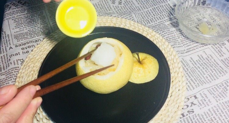 #懒人料理#冰糖雪梨炖雪耳枣,把黄冰块放入中间!看着大其实还好!