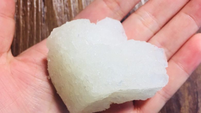 #懒人料理#冰糖雪梨炖雪耳枣,黄冰块一小块,选用黄冰块,润喉效果更好!