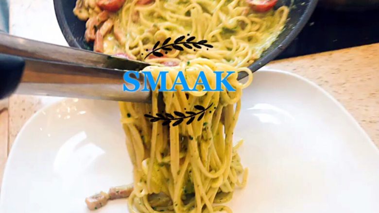 奶油培根青酱意面,装盘,再次加入帕马森芝士和杏仁碎,欧芹叶点缀