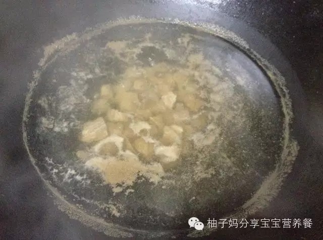 牛肉泥 宝宝辅食，增强免疫力,去除牛肉白色腱膜，买的时候不要买筋膜多的牛肉。牛肉切成丁，放入清水煮（可放葱姜，也可不放），把漂浮的浮沫去掉。