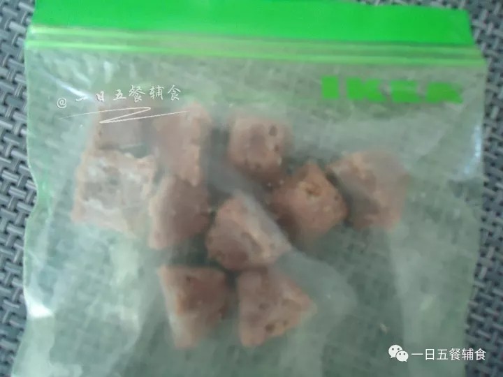 牛肉泥 宝宝辅食，增强免疫力,冷冻成型后脱模装保鲜袋冷冻保存。之所以用辅食盒，就在于冰冻成一小个一小个，下次食用的时候，只要取个一个或两个即可，避免全部都加热。还有妈妈问，要买多少个辅食盒，冷藏辅食盒一套+冷冻的辅食盒1-2个就够了，辅食泥冷冻4小时以上就可以一块块取下来，放保鲜袋中，接下来可以再做新的泥放辅食盒中，循环利用。