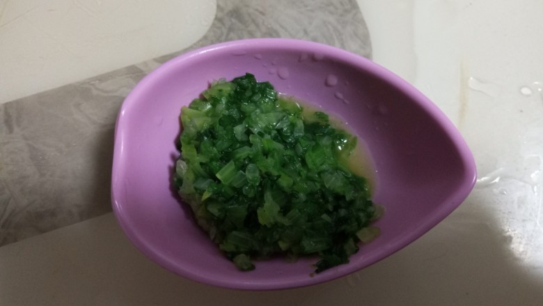 鸡肉油麦菜颗粒面,捞出来切碎