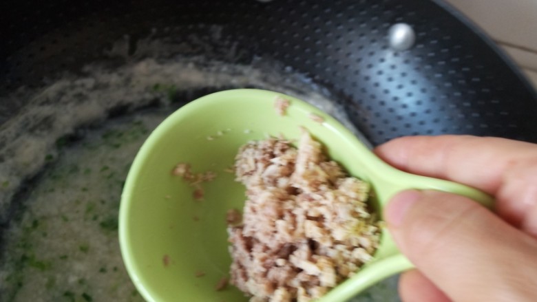 鸡肉油麦菜颗粒面,加鸡胸肉,搅拌均匀