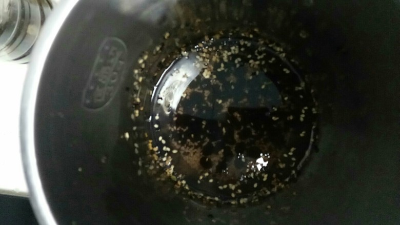黑米黑豆黑芝麻糊,黑、白芝麻洗净加入豆浆机中，芝麻妈妈中的，收的时候掺在了一起。