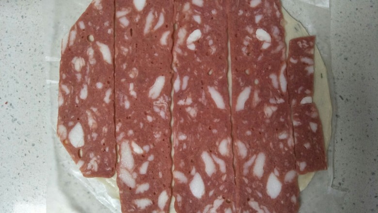 酥皮培根卷（飞饼皮版）,<a style='color:red;display:inline-block;' href='/shicai/ 15533'>飞饼皮</a>常温解冻，（不是太硬就可以了）在<a style='color:red;display:inline-block;' href='/shicai/ 15533'>飞饼皮</a>上铺满<a style='color:red;display:inline-block;' href='/shicai/ 443'>培根</a>