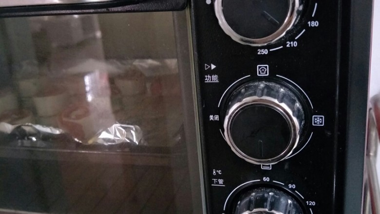 酥皮培根卷（飞饼皮版）,烤箱预热，200度上下火18分钟左右