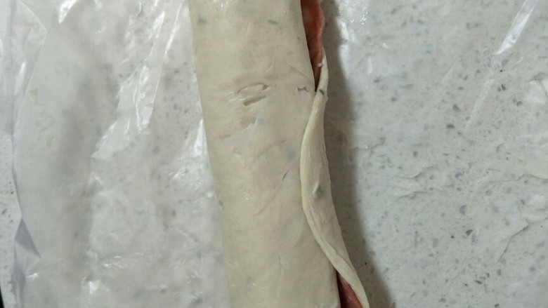 酥皮培根卷（飞饼皮版）,从一边卷起，要卷紧点