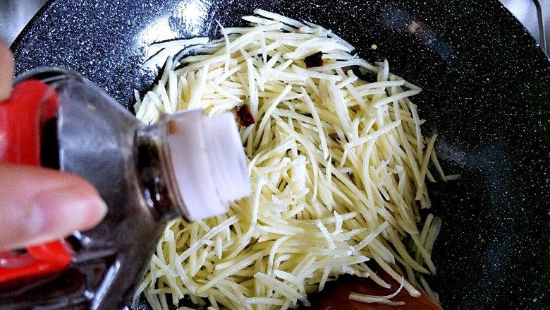 酸辣土豆丝,翻炒一会,烹入醋