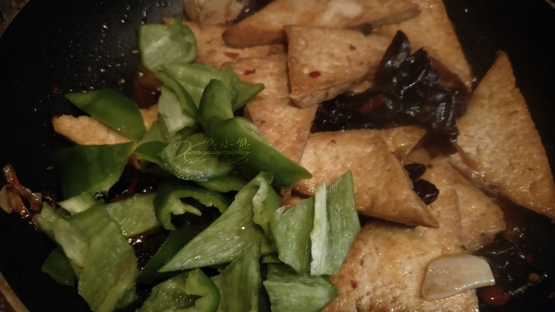 家常豆腐--挑逗你的味蕾,放入青椒。如果觉得没有汤汁了,可以多加一点点水。