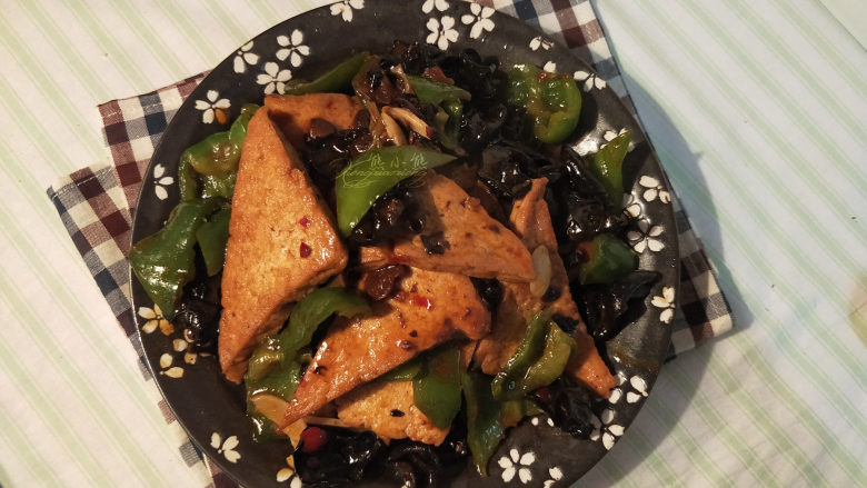 家常豆腐--挑逗你的味蕾,咸香可口,又有点微甜,是极好的米饭伴侣。。做法也很简单,动手做起来吧。。