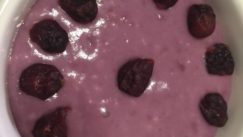碗仔奶香紫薯蒸糕,放一些蔓越莓或提子,坚果等装饰一下,
如果隔水蒸20分钟,一开始大火,上汽后转中火,蒸好后焖5分钟开锅