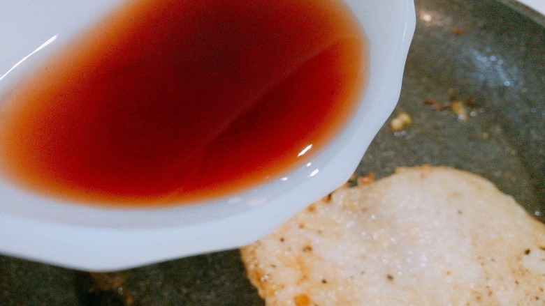 创意菜～红酒蒜香龙利鱼,烹入<a style='color:red;display:inline-block;' href='/shicai/ 13418'>红酒</a>和<a style='color:red;display:inline-block;' href='/shicai/ 715'>白醋</a>