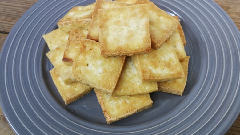 糖醋豆腐,两面都煎成金黄色后,盛出装盘