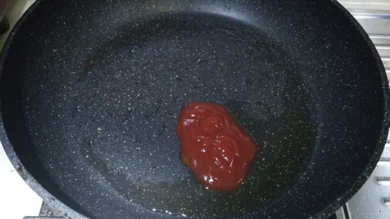 糖醋豆腐,锅中留底油,加入<a style='color:red;display:inline-block;' href='/shicai/ 699'>番茄酱</a>