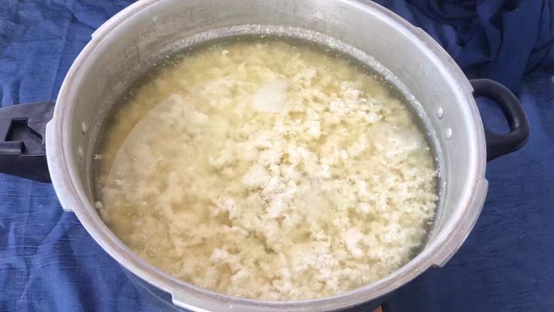菜豆腐,直至豆浆与酸汤产生化学反应,转化成豆花。