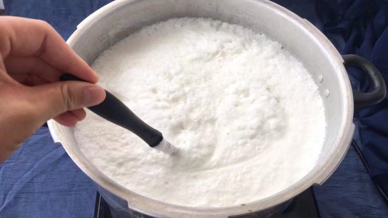 菜豆腐,烧煮沸腾几分钟后,撇去浮泡就可以关火。