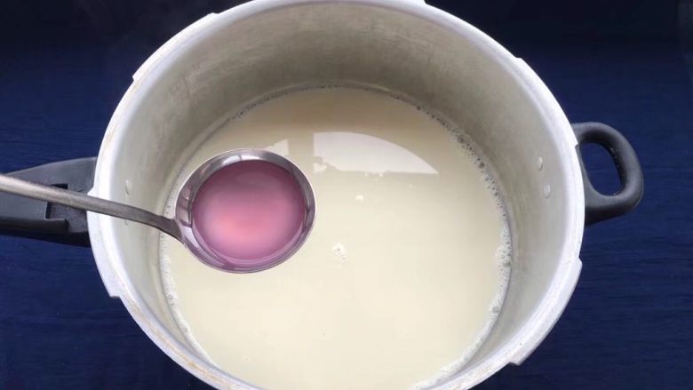 菜豆腐,慢慢把酸汤倒入豆浆中,用勺子把酸汤与豆浆搅拌均匀。