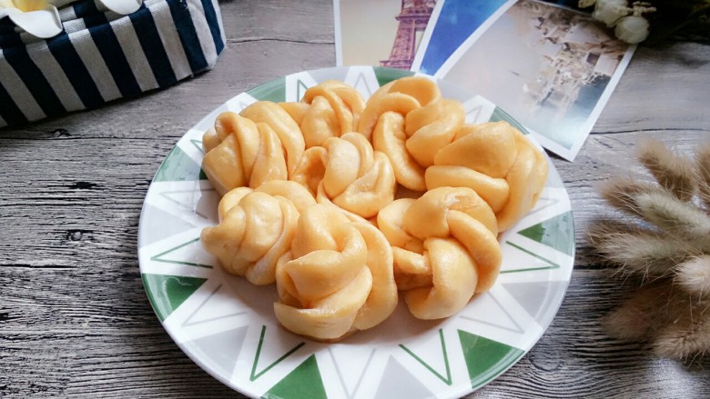 南瓜玫瑰馒头,漂亮的南瓜馒头就好了,喜欢我的菜谱就来网厨交流吧!