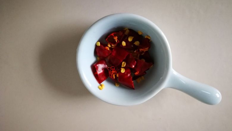 酸辣绿豆芽炒肉丝,干红<a style='color:red;display:inline-block;' href='/shicai/ 62'>辣椒</a>切碎,也可以放点花椒粒,或者炒的过程中,放花椒粉。