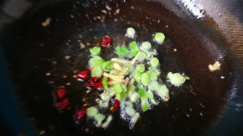 酸辣绿豆芽炒肉丝,然后锅内,炒香辣椒末,葱姜。