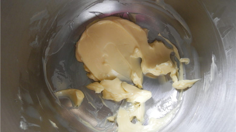法式苹果塔,塔皮制作方法:
50g黄油提前室温软化