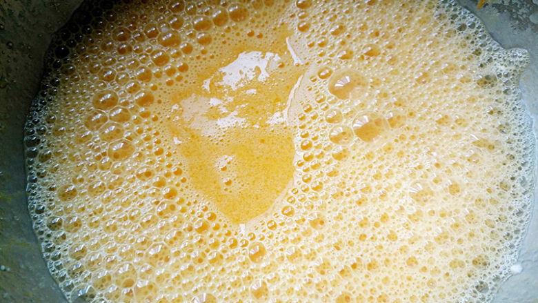 桔子汁戚风蛋糕,用电动打蛋器将蛋黄液搅打乳化