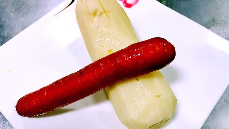 一节藕的“黄金食疗方”，秋冬这样搭配最润肤,藕去皮，<a style='color:red;display:inline-block;' href='/shicai/ 25'>胡萝卜</a>洗净。