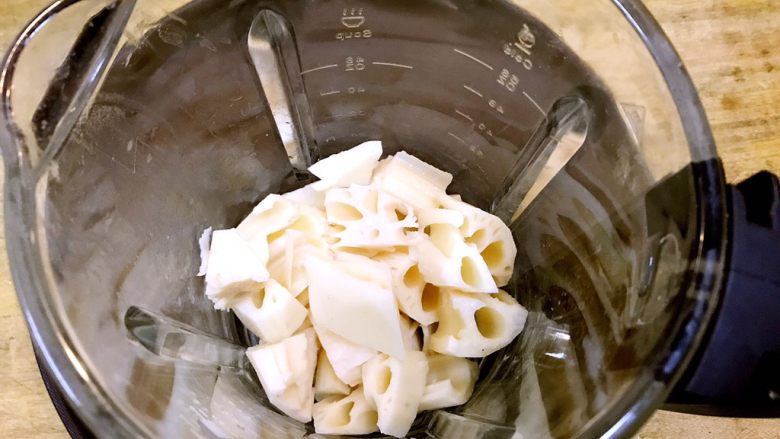 一节藕的“黄金食疗方”，秋冬这样搭配最润肤,放入破壁机。