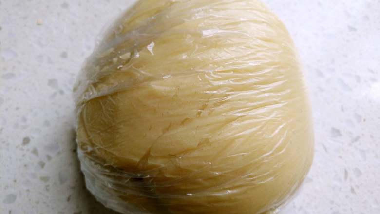 广式五仁月饼蜂蜜版(不用转化糖浆),揉成团,包保鲜膜静置2小时