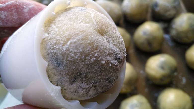 广式五仁月饼蜂蜜版(不用转化糖浆),表面均匀沾上面粉,用月饼模印出花纹