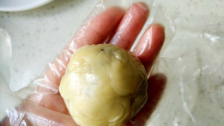 广式五仁月饼蜂蜜版(不用转化糖浆),包起来,搓圆