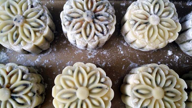 广式五仁月饼蜂蜜版(不用转化糖浆),摆入烤盘,表面喷水