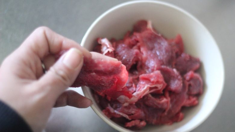 凉瓜炒牛肉 处女座最爱,<a style='color:red;display:inline-block;' href='/shicai/ 973'>牛里脊</a>切成薄片,这个是让卖肉的老板切的,省了我不少麻烦。