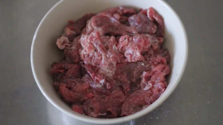 凉瓜炒牛肉 处女座最爱,切好的牛肉加2勺淀粉,1勺料酒,半勺盐,适量的现磨黑胡椒腌制10分钟。