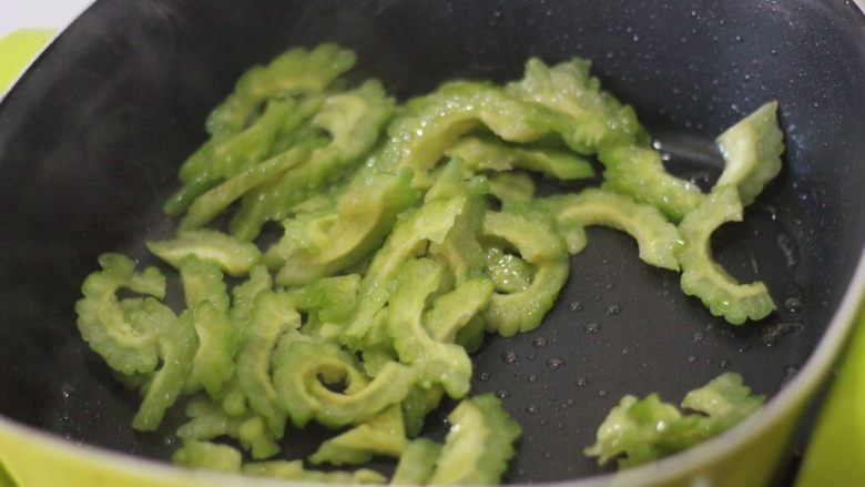 凉瓜炒牛肉 处女座最爱,锅里加两勺油大火加热,丢苦瓜片进去中火爆香。