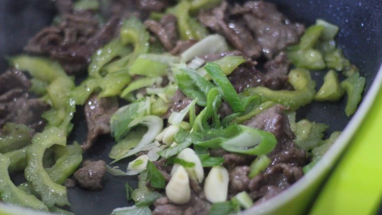 凉瓜炒牛肉 处女座最爱,再加葱姜蒜爆香,整个过程一直维持中火。
