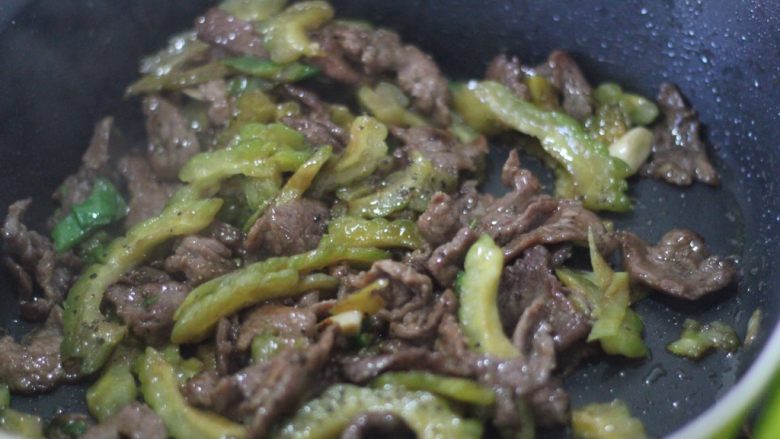 凉瓜炒牛肉 处女座最爱,出锅前撒上适量的现磨黑胡椒,搞定!