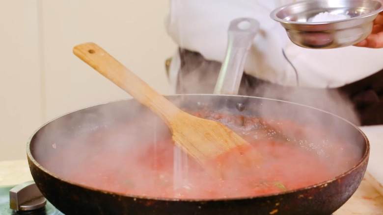 茄汁意面,调味:盐、糖、鸡粉