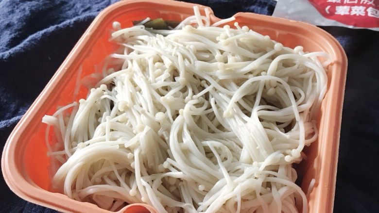 懒人料理:自煮火锅,我自己添加的金针菇