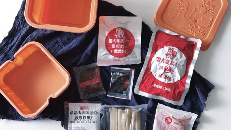懒人料理:自煮火锅,打开包装盒 将里面所有食材拿出来