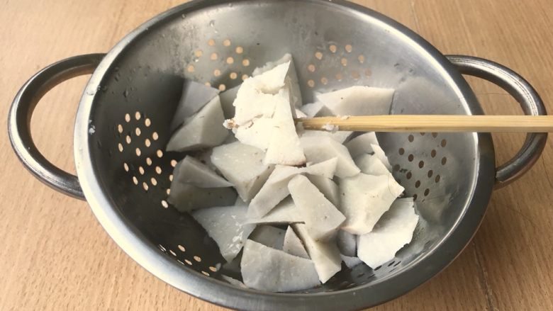 芋头滑大肠,等待芋头蒸好,如图可以被筷子轻易戳穿就好了。