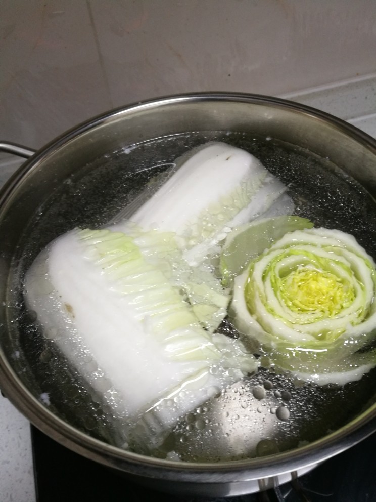 菜谱#佛手观音莲花白菜#(创建于16/11~2017),白菜邦和娃娃菜焯水,半熟,捞起放晾。