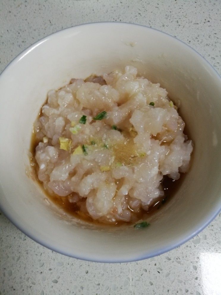 菜谱#佛手观音莲花白菜#(创建于16/11~2017),龙利鱼剁成松茸,腌制时放入葱姜、盐、料酒、<a style='color:red;display:inline-block;' href='/shicai/ 720'>胡椒粉</a>,要15分钟。