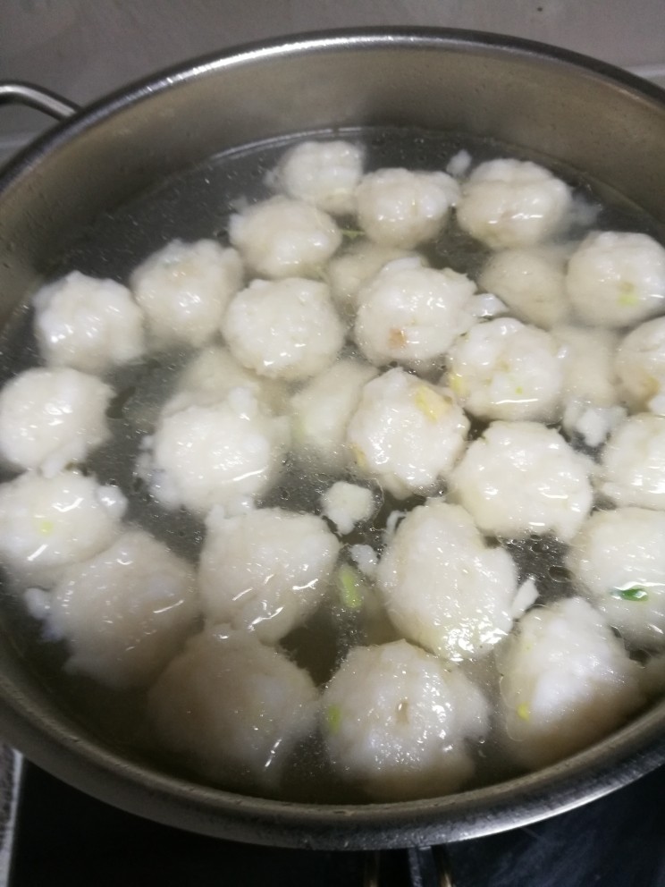 菜谱#佛手观音莲花白菜#(创建于16/11~2017),起锅注水,把龙利鱼制成鱼丸,备用。